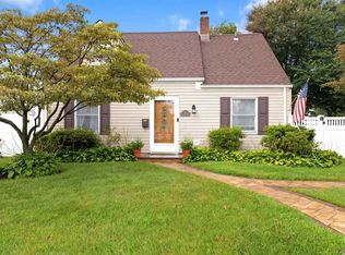 18 Crabtree Ln, Levittown, NY 11756