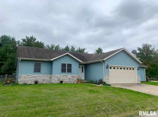 19419 Pinecrest Rd, Petersburg, IL 62675