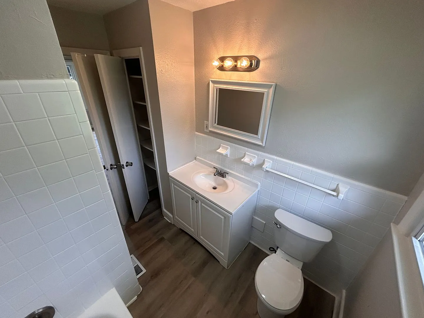 3Bed 1.5Ba available now- Now get 1st month rent free! — Photo 3