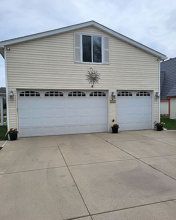2nd image of 3876 Iris Dr