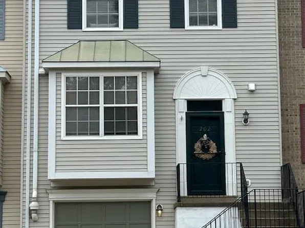 202 Crossing Rd, Fredericksburg, VA 22406