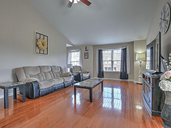 3rd image of 160 W Wilkshire Pl