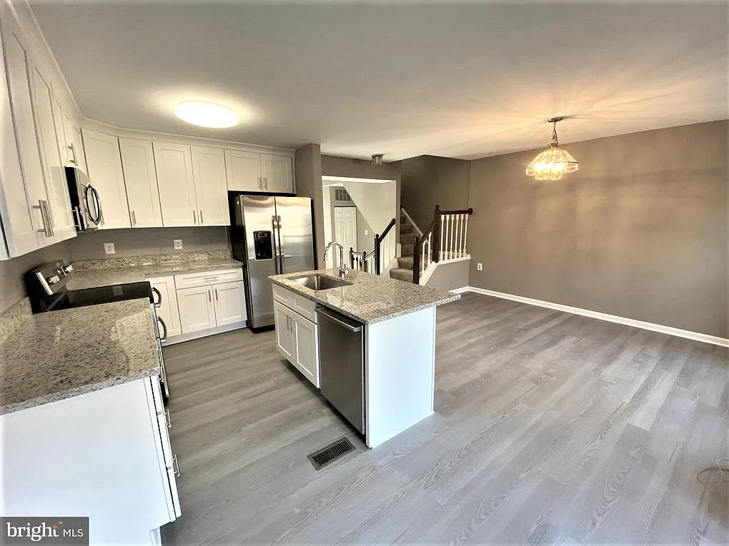 4 bed, 2300 sqft, $3,500 — Photo 4