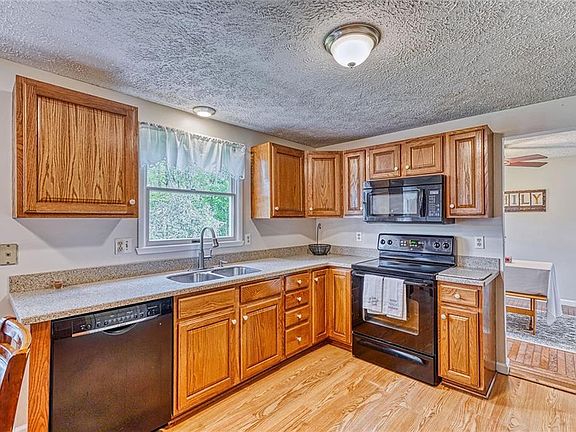 4th image of 300 Applewood Ln