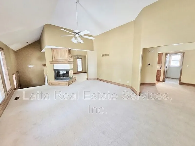 3 bed, 3.5 bath, 2650 sqft, $2,700 — Photo 4