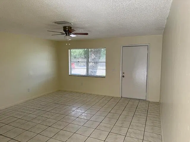 3 bed, 1.0 bath, 1050 sqft, $2,200 — Photo 3