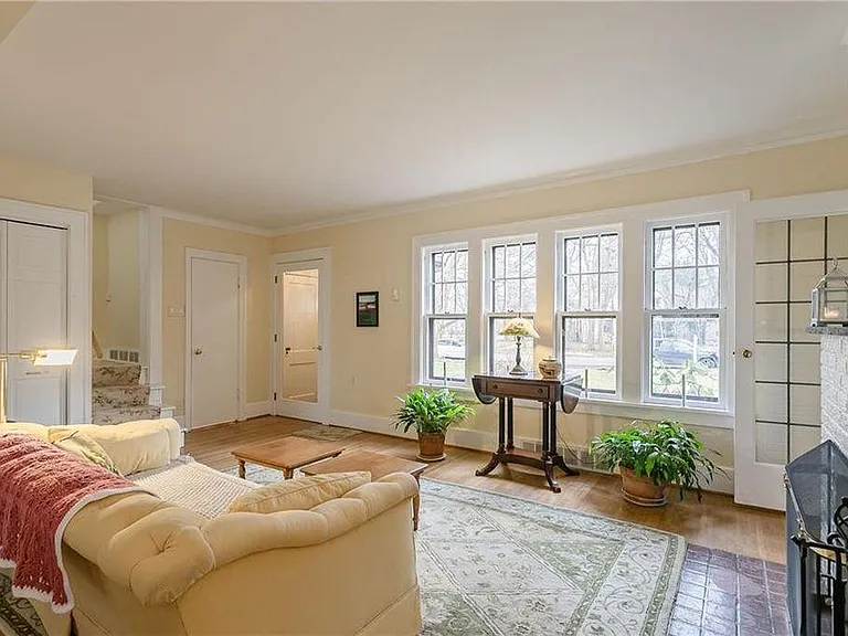 133 Westland Ave — Photo 3