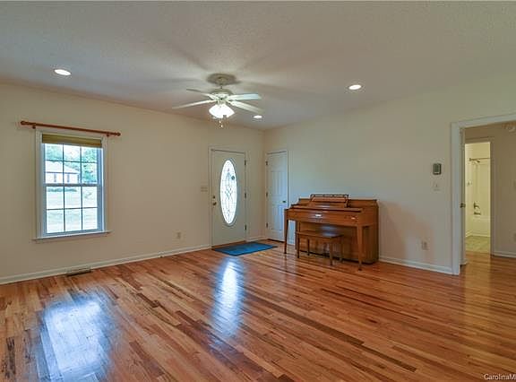 5th image of 189 Wintergreen Cir