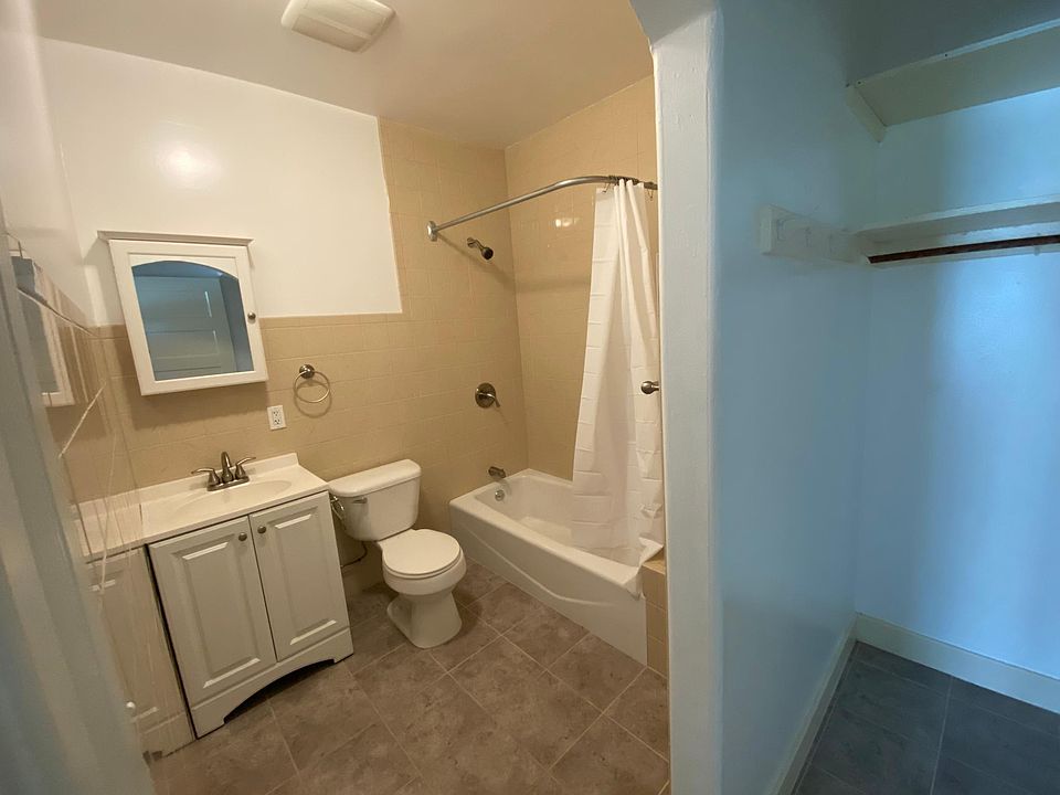 bathroom w extra closet soave
