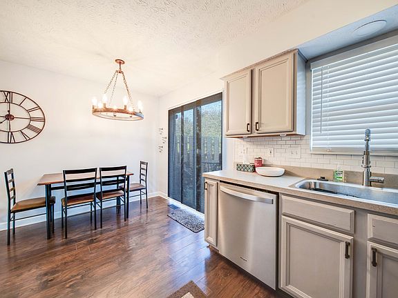 2nd image of 964 Charleston Way Dr #10c