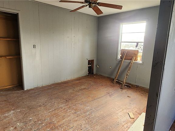 5th image of 10052 W Camp St