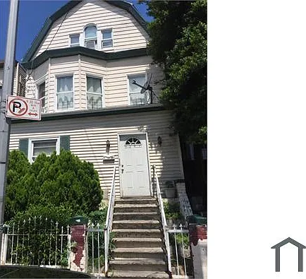 3 bed, 900 sqft, $3,464 — Photo 2