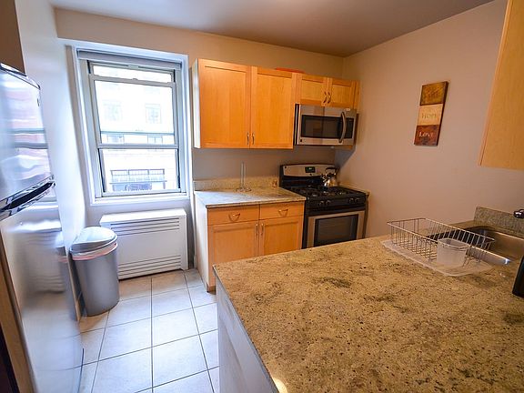 3rd image of 345 Greenwich St Frnt A