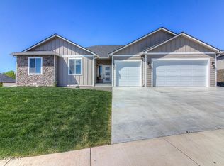402 N 90th Ave, Yakima, WA 98908