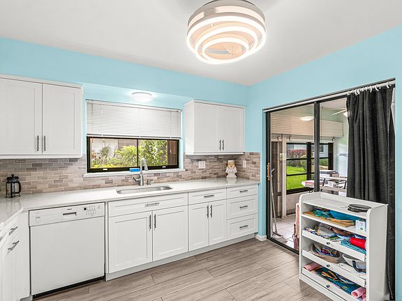 5th image of 9865 Pecan Tree Drive #B