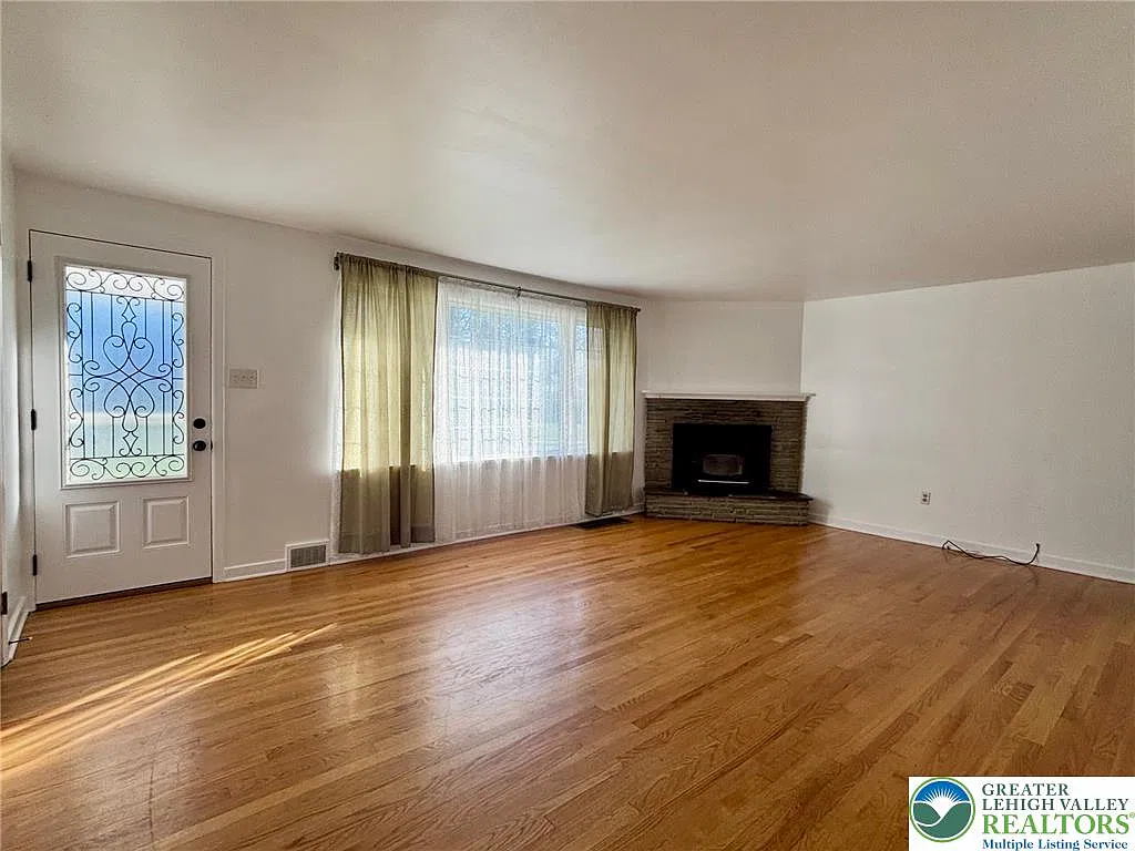 3 bed, 2.0 bath, 1641 sqft, $2,300 — Photo 4