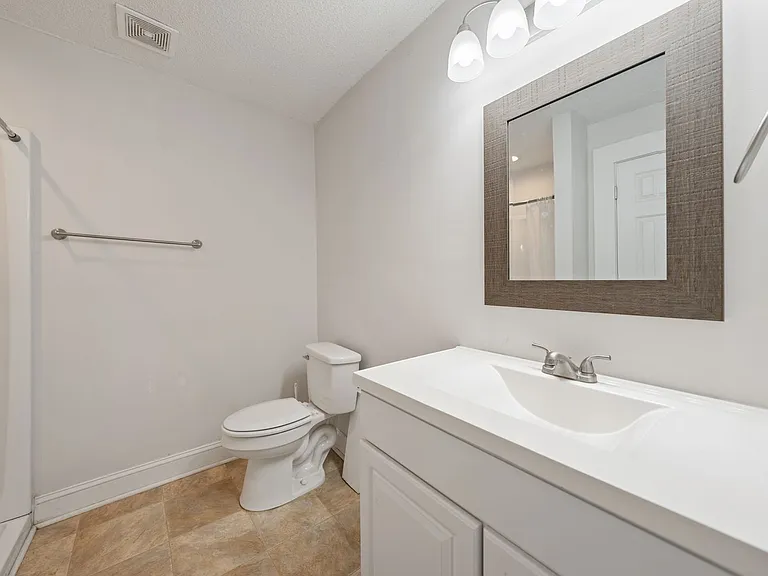 1007 N Hyde Park Ave — Photo 9