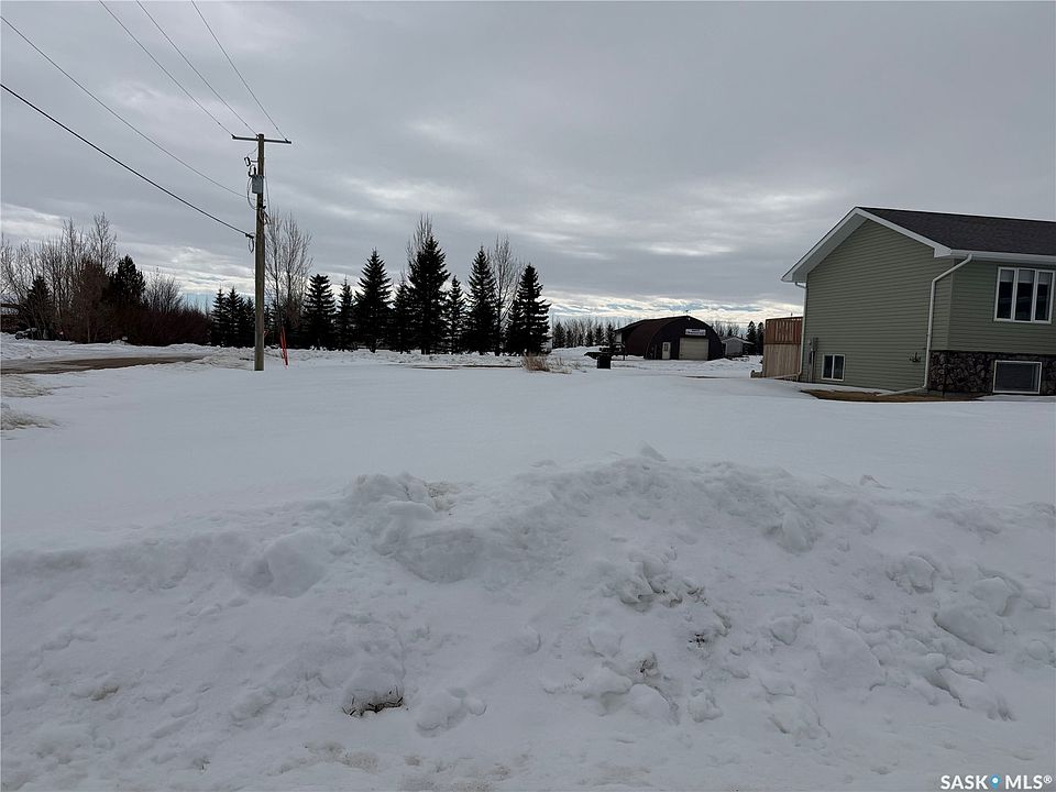 2nd image of 202 Willow Crescent
