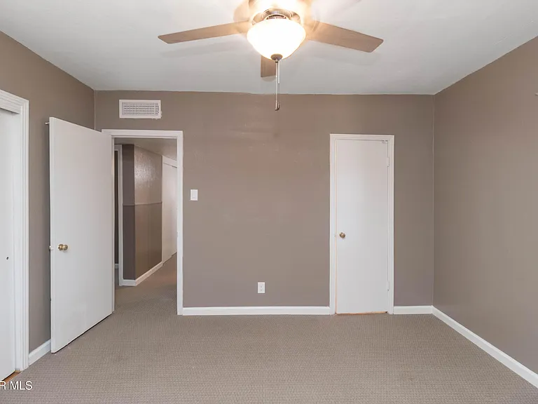 321 Walsh Ln — Photo 31