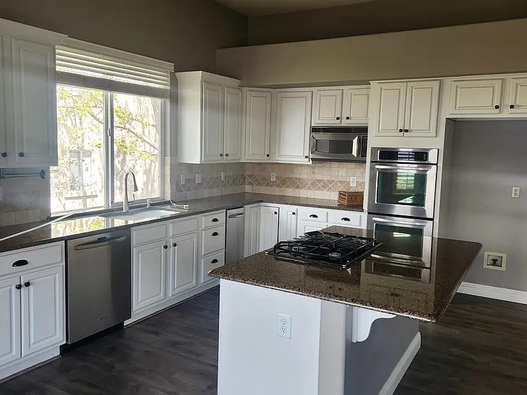 4742 Village Green Pkwy — Photo 11