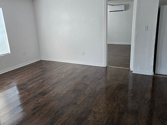 4th image of 619 Maxanna Ave