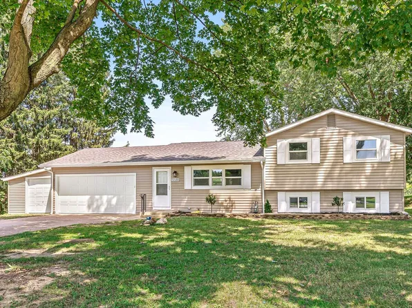 52680 Walsingham Ln, South Bend, IN 46637