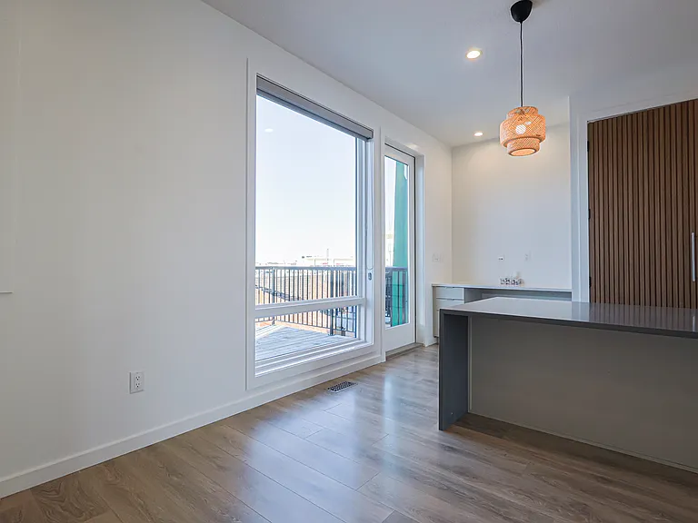 1704 Keene Cres SW — Photo 12