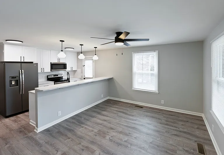 2502 Sharondale Dr — Photo 3