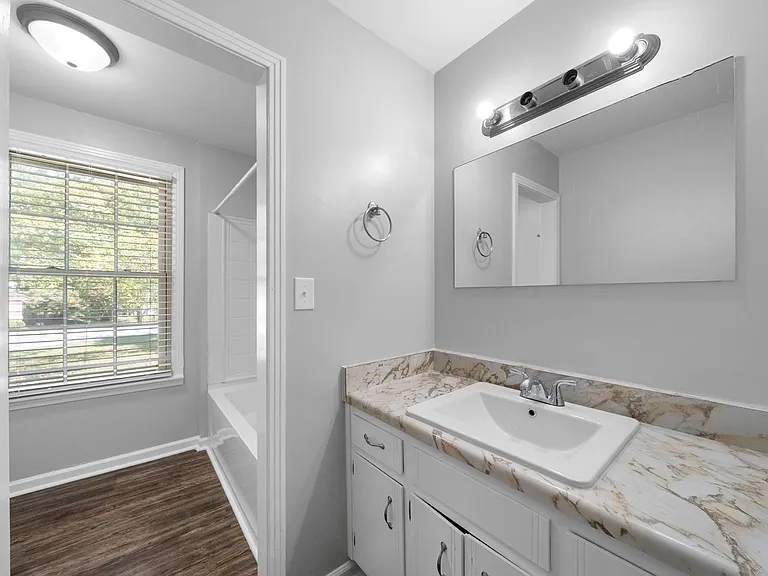 300 Hundred Oaks Dr — Photo 10