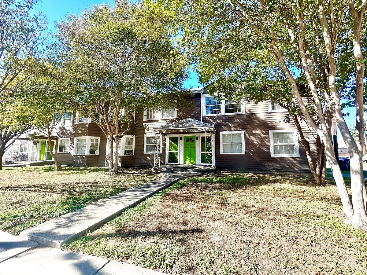 Building Photo - 425 Maverick St