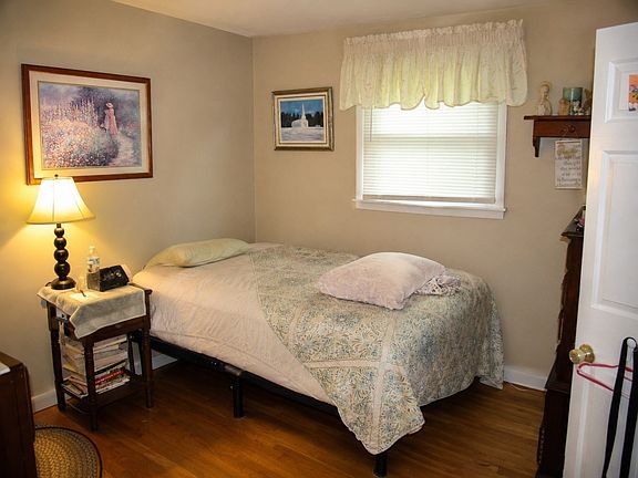 4th image of 14 Yale Dr