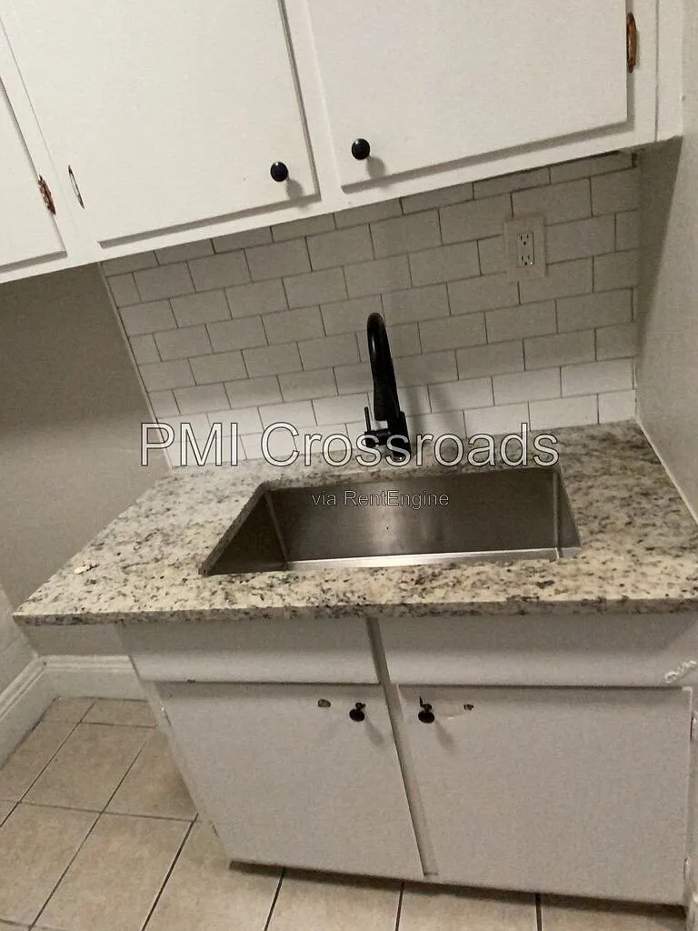 1 bed, 1.0 bath, 700 sqft, $855 — Photo 2
