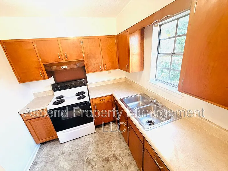 2 bed, 1.0 bath, $1,100 — Photo 2