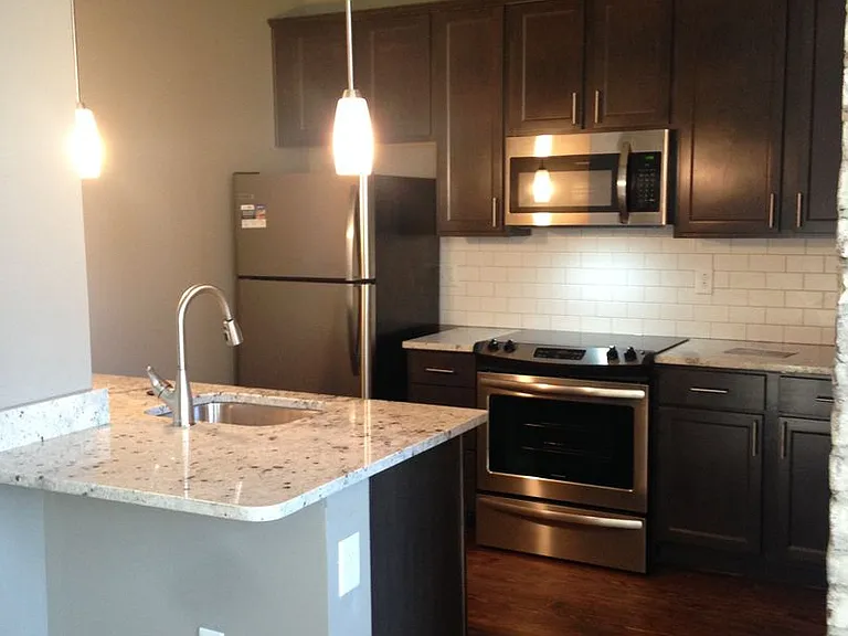 River Lofts West — Photo 6