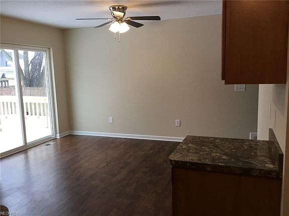 4th image of 643 Ashland Ave