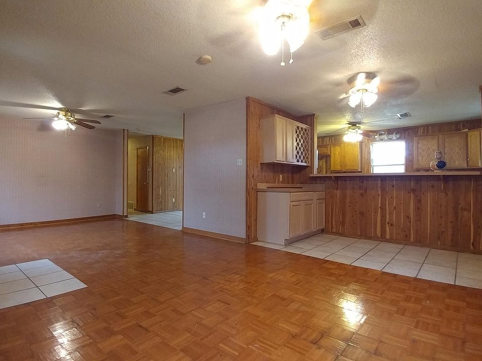 2nd image of 2861 Maple Dr #2861