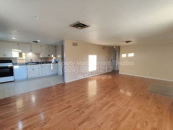 5th image of 1011 Elm Ave