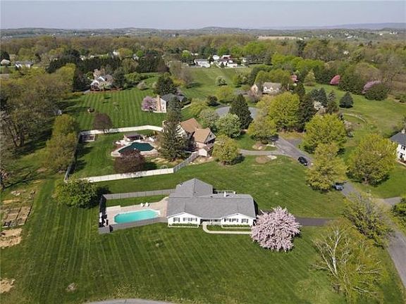 2nd image of 511 Ashwood Dr