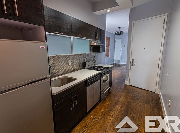 5th image of 1368 Putnam Ave APT 2L