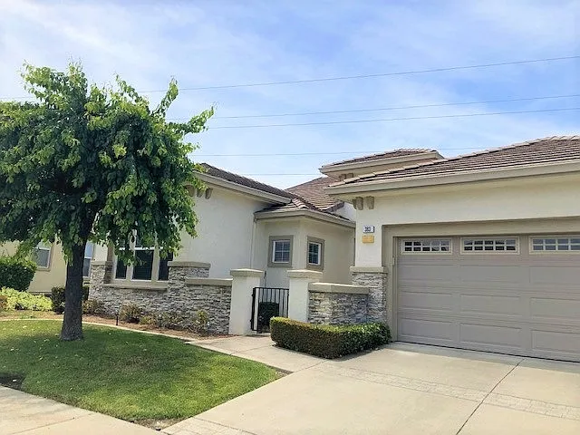 383 Grenadier Way photo 1
