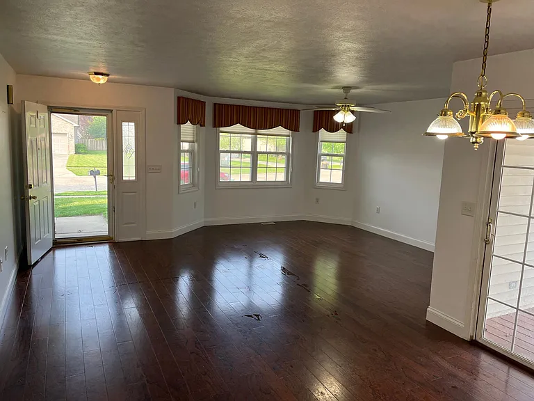 108 Jennifer Ct — Photo 2