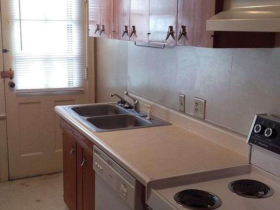 3rd image of 1901 D St APT D