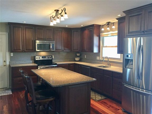 4th image of 37 Parkwood Dr