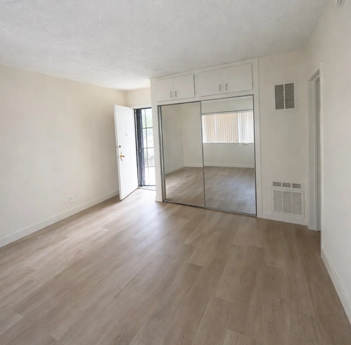 Studio, 450 sqft, $1,500 — Photo 2
