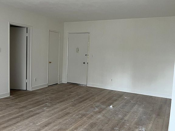 3rd image of 4949 Tyrone Ave #5A