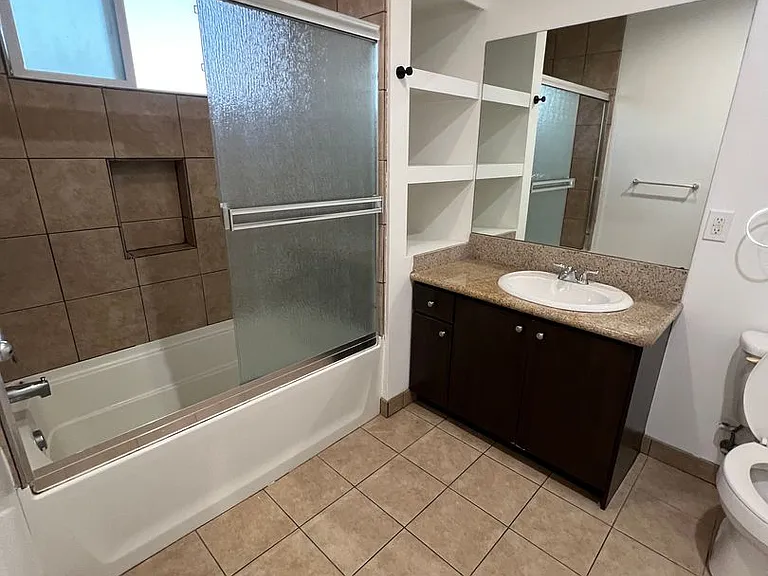 Yaya Laurel 1 Apartments — Photo 13