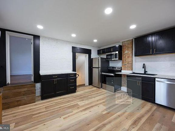 2nd image of 209 E Martin St #B