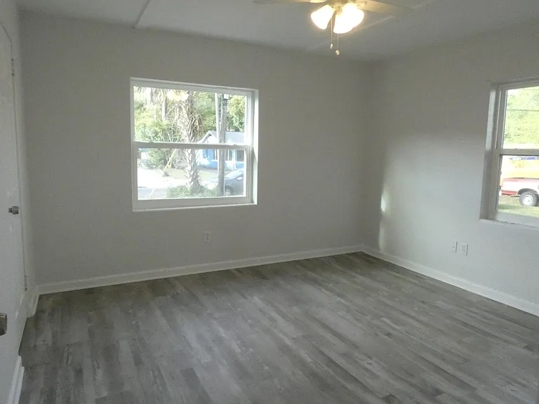 125 E King St — Photo 11