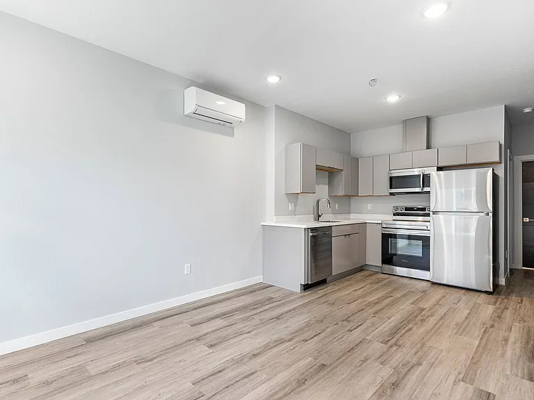 7150 N Greenwich Ave #9 — Photo 2