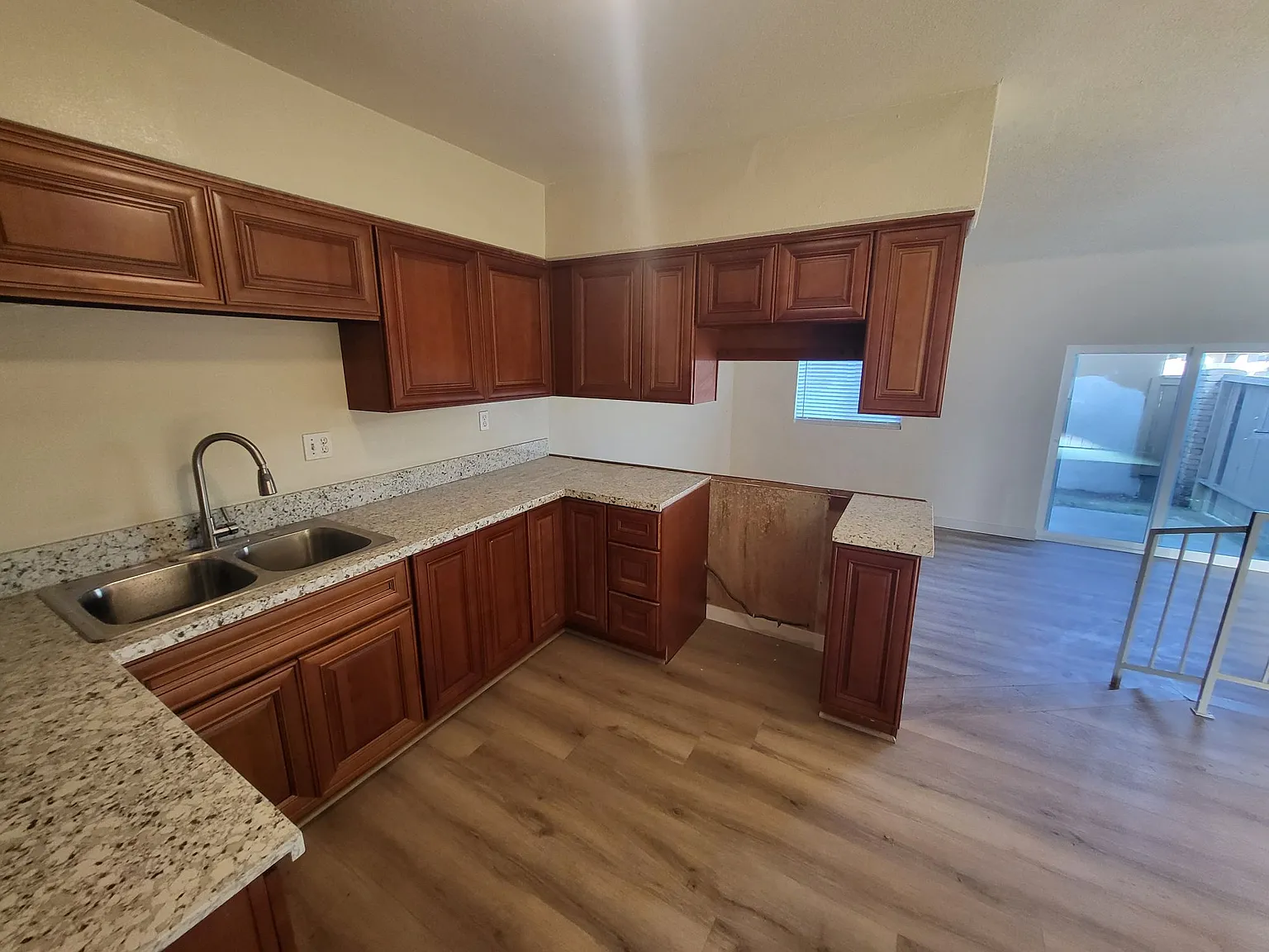 2 bed, 1.5 bath, 1100 sqft, $2,595 — Photo 2